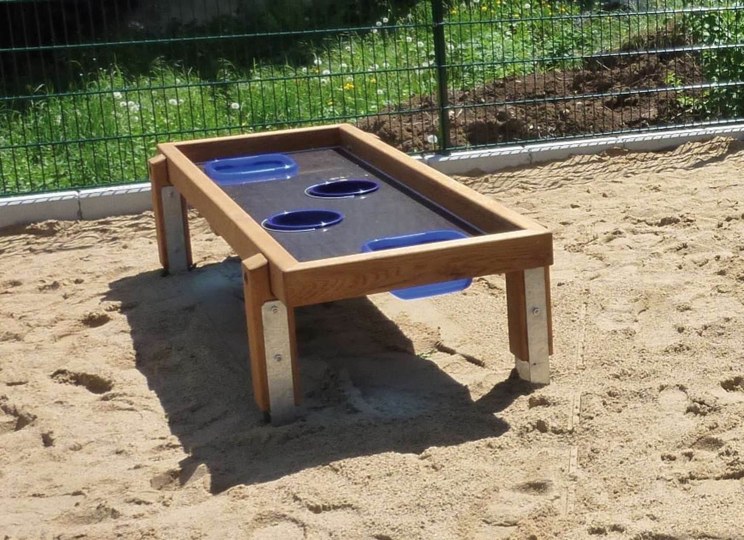 Matschtisch mit Wannen