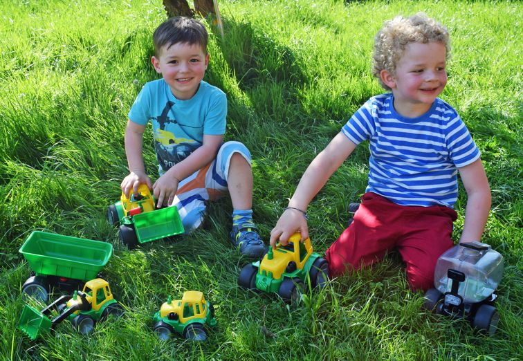 GOWI 561-11 Mini-Traktor Für Kinder – Robustes Spielzeugfahrzeug, Ca. 14x10x10 Cm